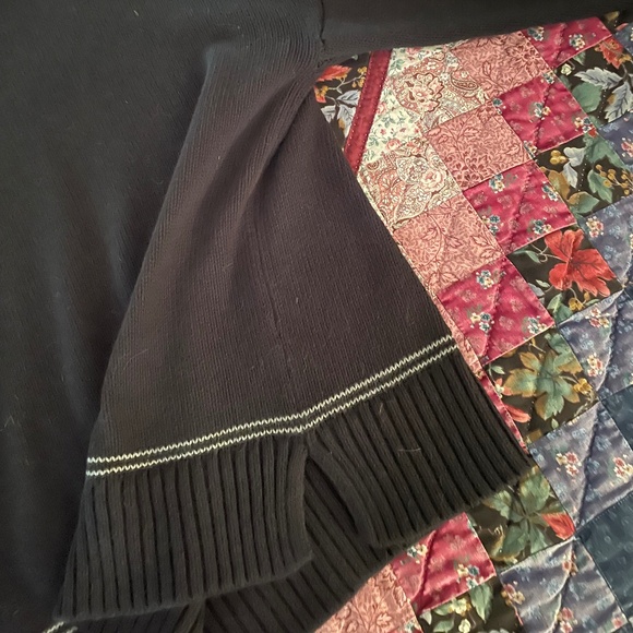 UGG black women’s size medium sweater - Picture 3 of 3